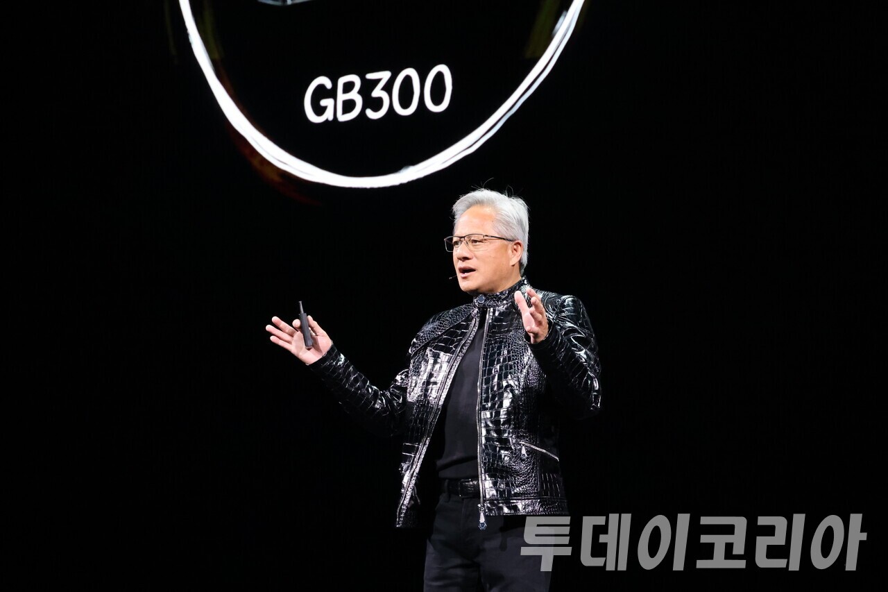 ▲ 1月5日（現地時間）、NVIDIAのジェンスン・ファン最高経営責任者（CEO）が米ラスベガスのフォンテンブロー・ホテルでCES 2026の基調講演を行っている。写真=ジン・ミンソク記者