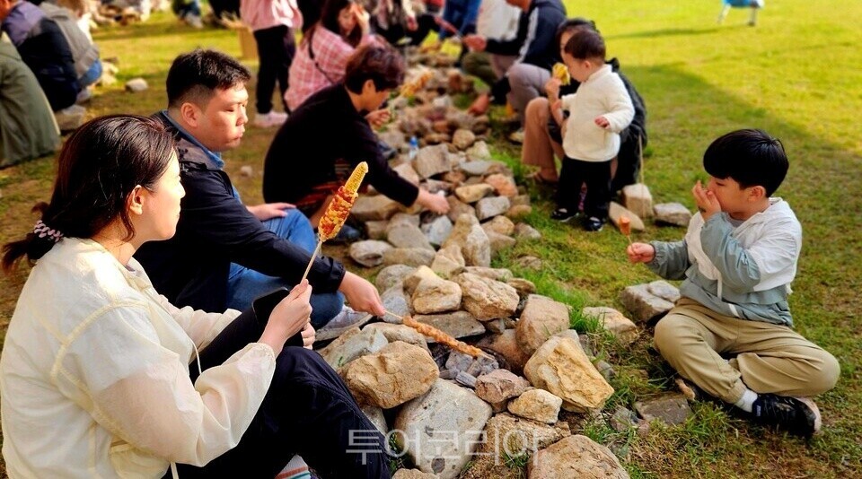 Paleolithic-style primitive grilling experience / Photo - TourKorea